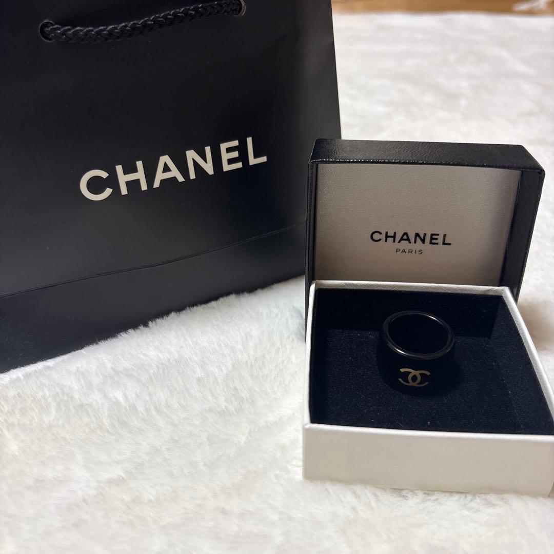 CHANEL 黒色リング ロゴ・花柄付き