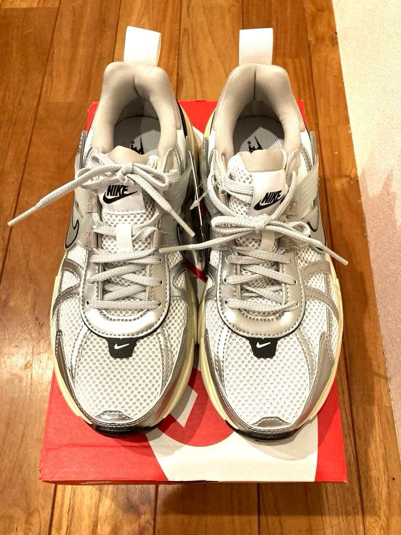 NIKE V2K RUN シルバー/ホワイト スニーカー　⭐︎★未使用タグ付き★⭐︎