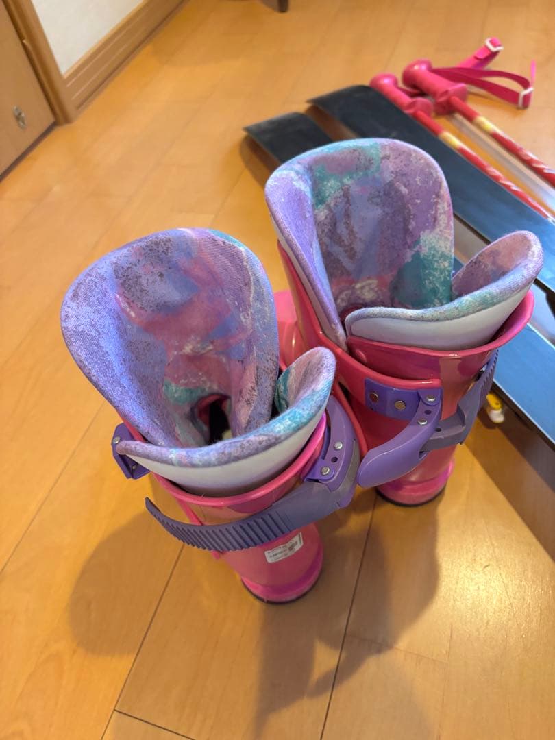 SWALLOWのスキー板、ブーツ、ストックの3点セット。140cm