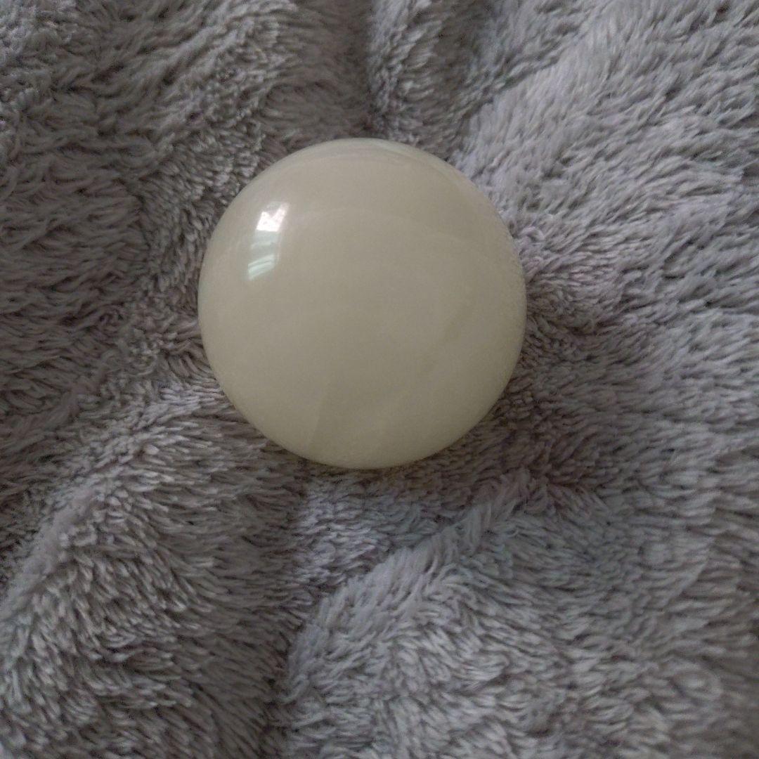 ホワイト　石　球体