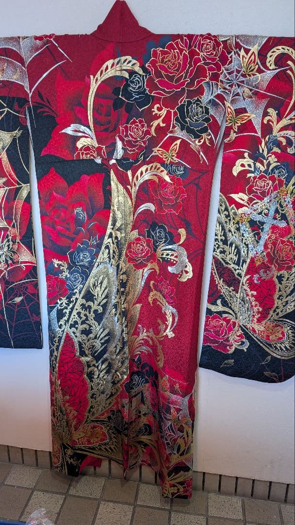 【超美品•現代柄】赤・黒・金 バラ模様の 振袖＆袋帯のセット♪162cm