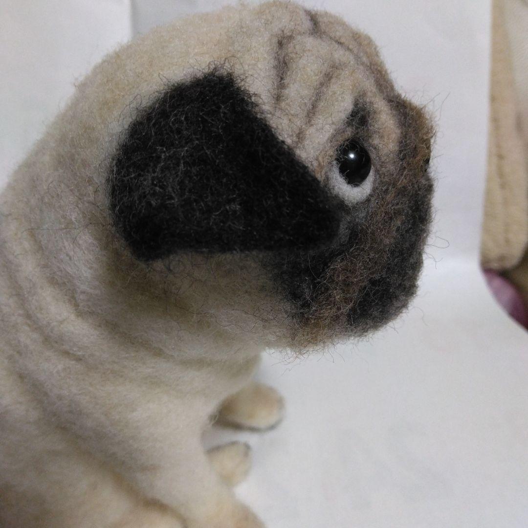 羊毛フェルト　ハンドメイド　パグ　お座りポーズ　困った顔