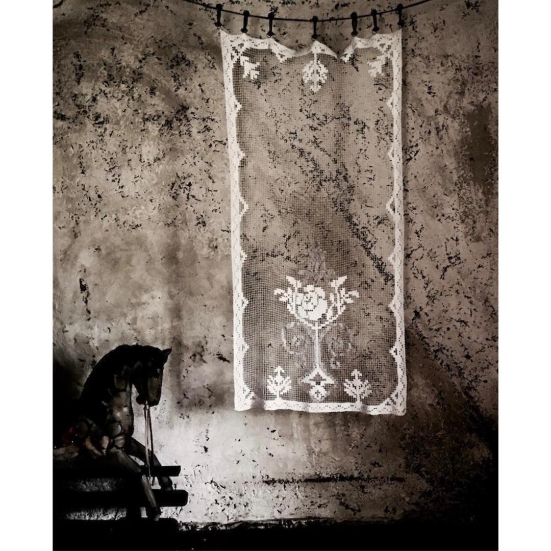 france 140c 灰色と薔薇と手編レースカーテン 真鍮リング アンティーク