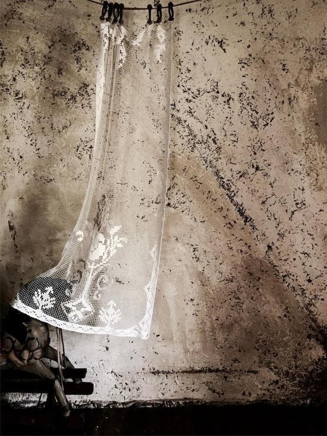 france 140c 灰色と薔薇と手編レースカーテン 真鍮リング アンティーク