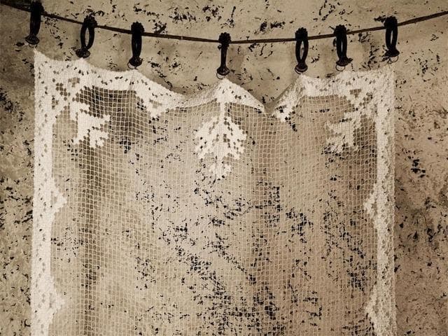 france 140c 灰色と薔薇と手編レースカーテン 真鍮リング アンティーク