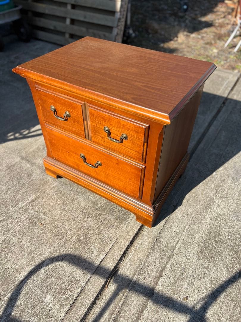 トーマスビル　ナイトテーブル　①