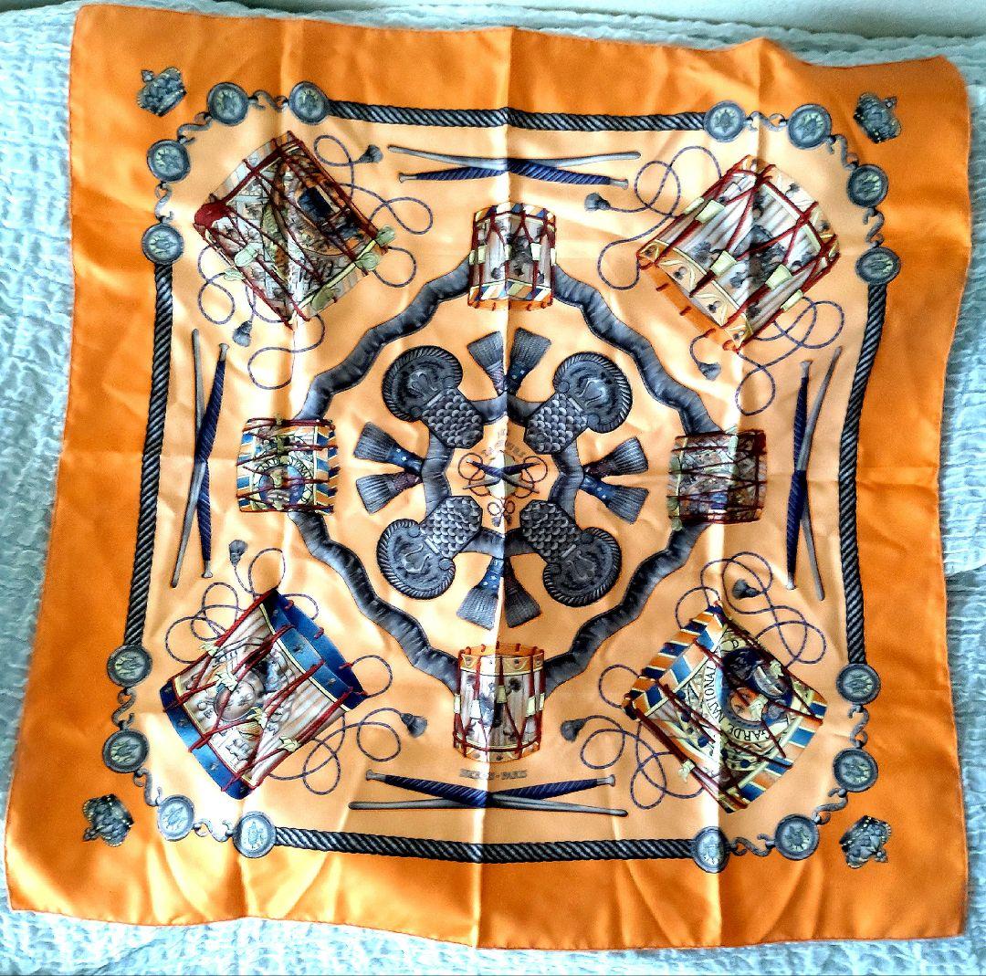 HERMES　カレ 90 LES TAMBOURS シルクスカーフ