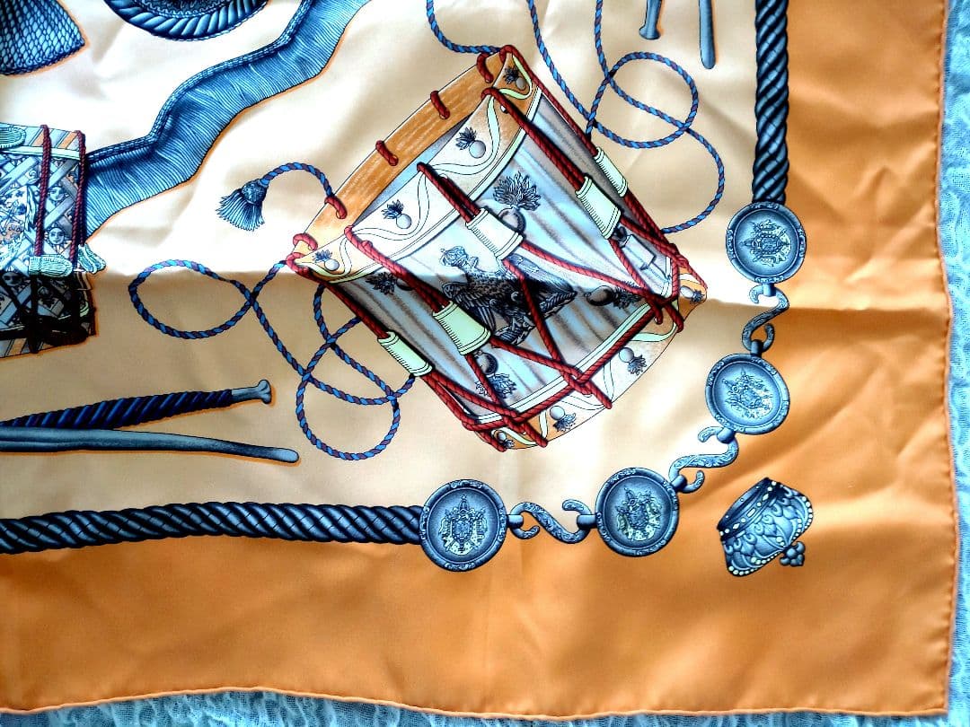 HERMES　カレ 90 LES TAMBOURS シルクスカーフ