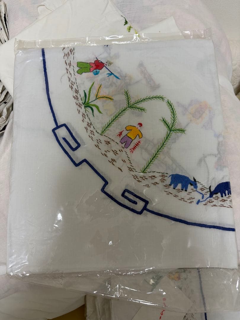 刺繍入りホワイトテーブルクロス