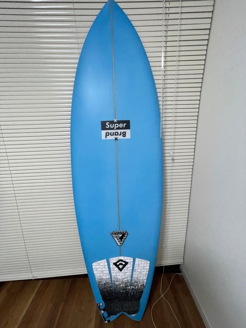 青いショートボード Super Brand