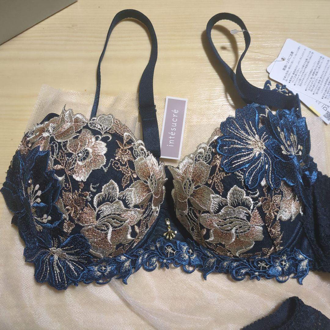 D70 ワコール サルート 　花柄刺繍ネイビー下着セット