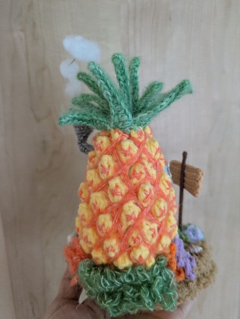 ライト付き パイナップルの編みぐるみの家
