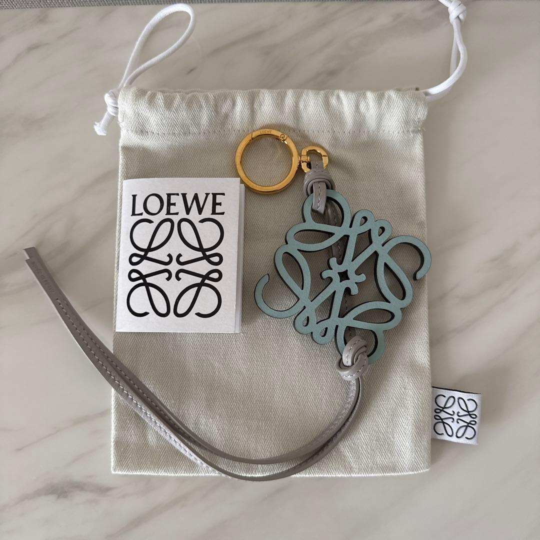 【ロエベ】アナグラムチャーム　カーフ　アイスブルー　グレイ