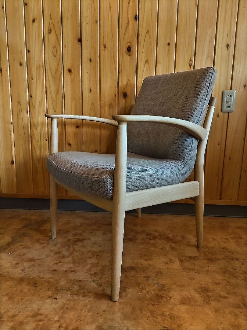 カリモクKarimoku家具・肘付食堂椅子