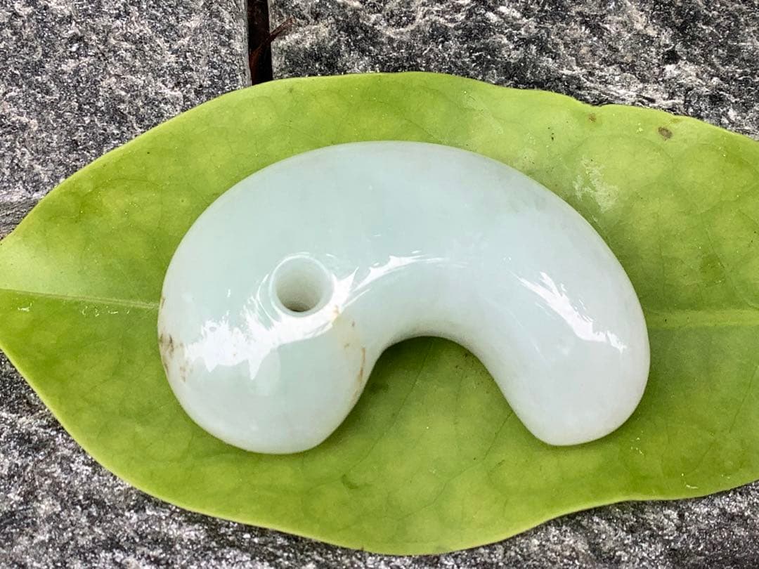 ✳今年2個目のトロトロ勾玉‼️ 酸化鉄入り糸魚川翡翠　抜群全面透過　鑑別書取得品‼️