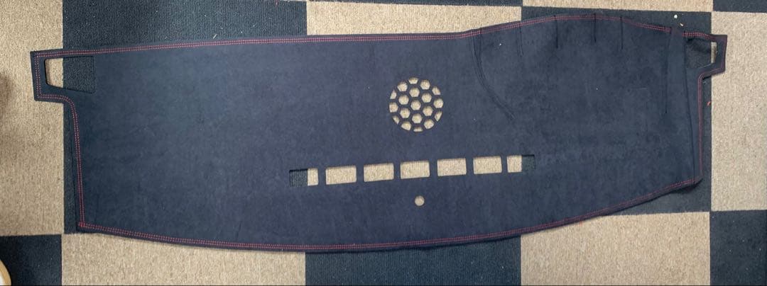 エスカレード　07〜 ダッシュマット　黒　スエード×赤ステッチ