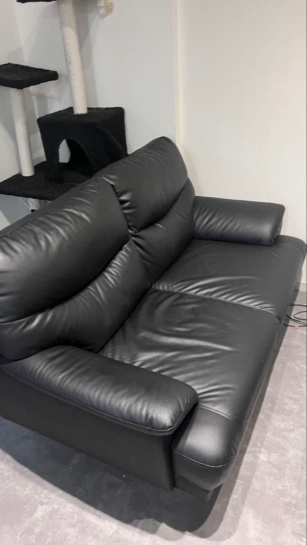 黒いレザー2人掛けソファ