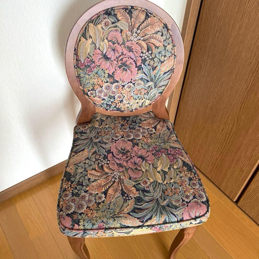 花柄デザインのクラシックチェア