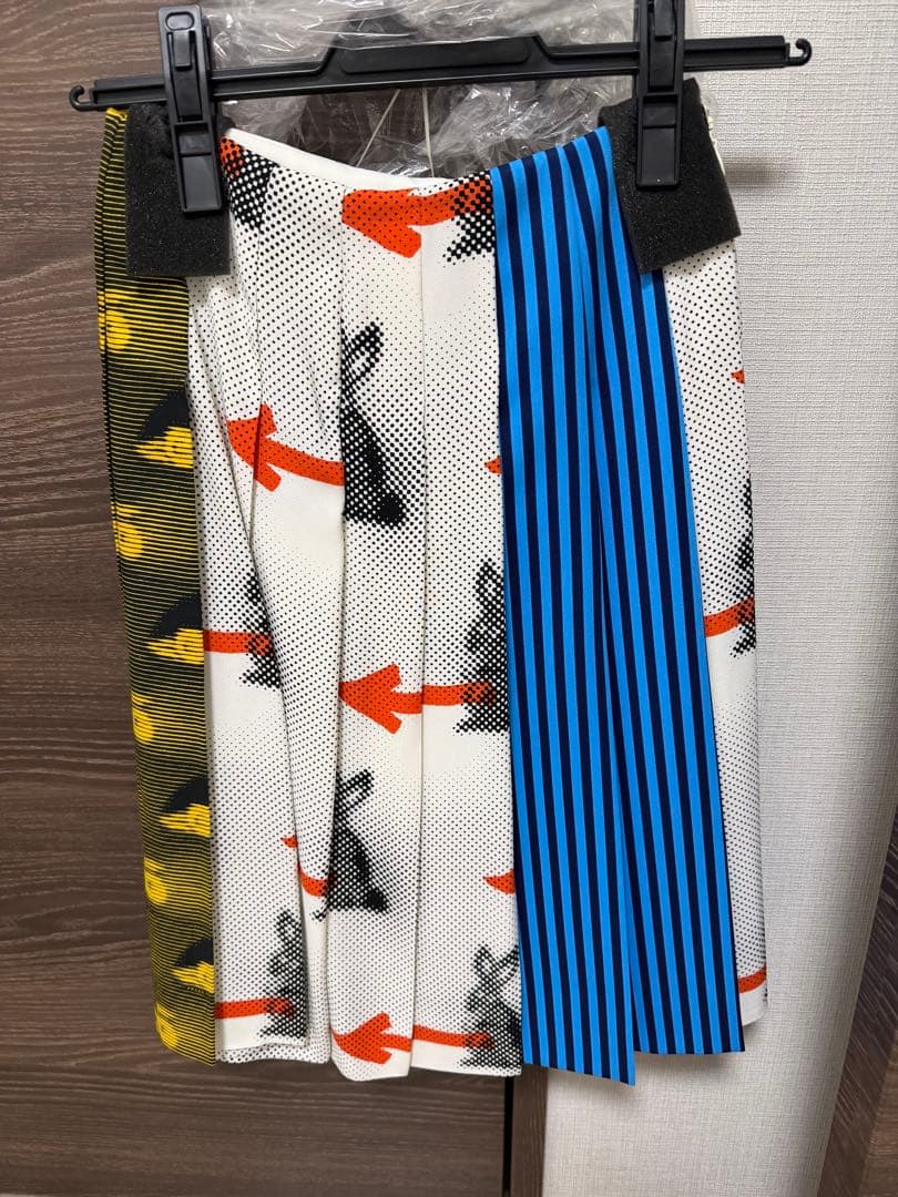 PRADA アートプリントひざ丈プリーツスカート