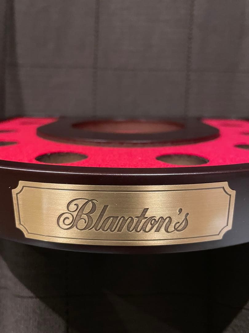 Blanton's ウイスキー用ディスプレイスタンド