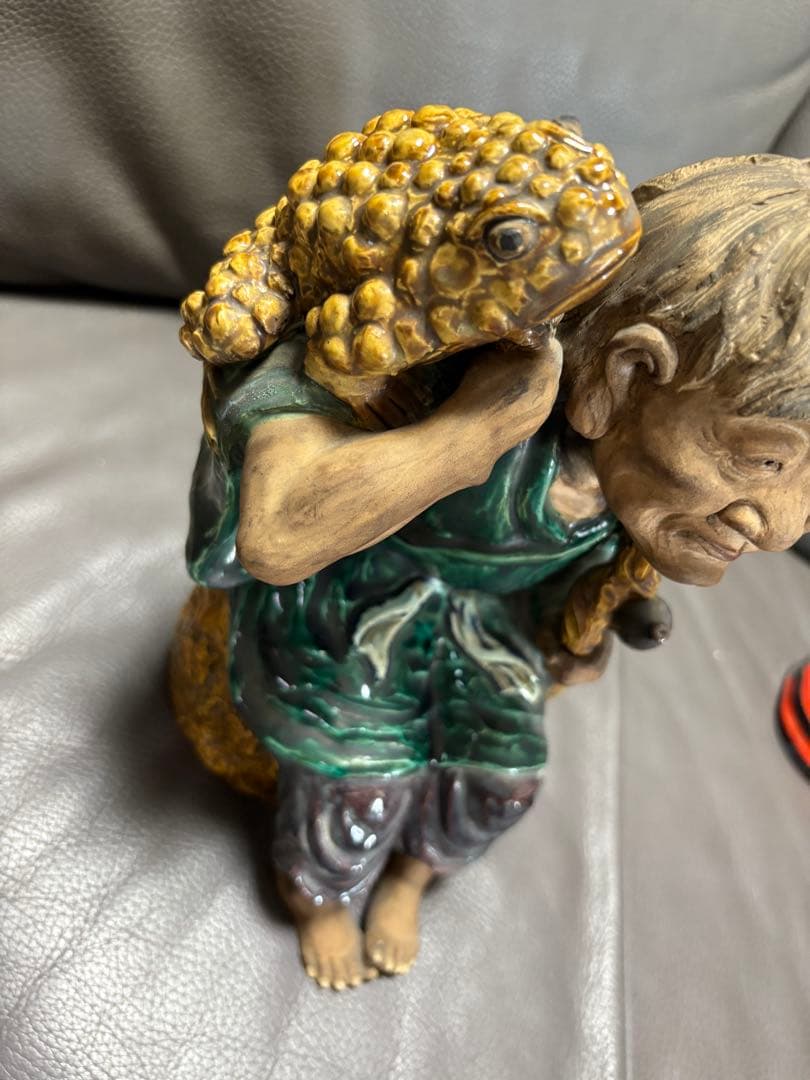 老人とカエルの置物