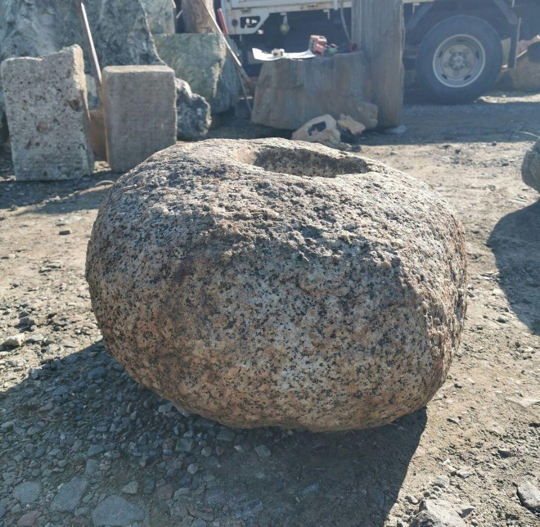 錆御影石蹲　184キロ　庭石　石　鑑賞石 庭　坪庭　ガーデニング