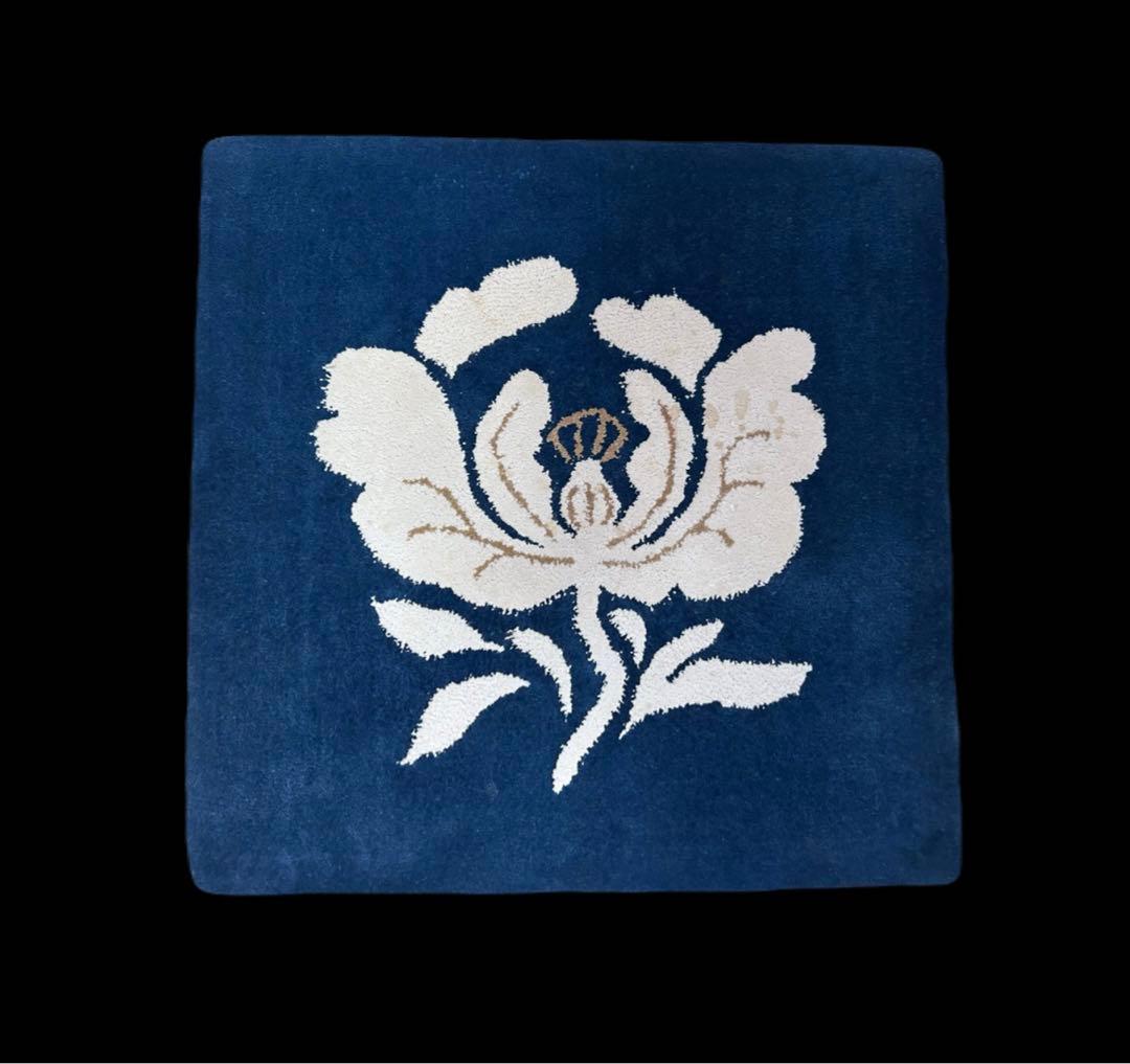 鍋島緞通 新鍋島 吉島敷物 座布団 牡丹B-1 中紺地 　-342-