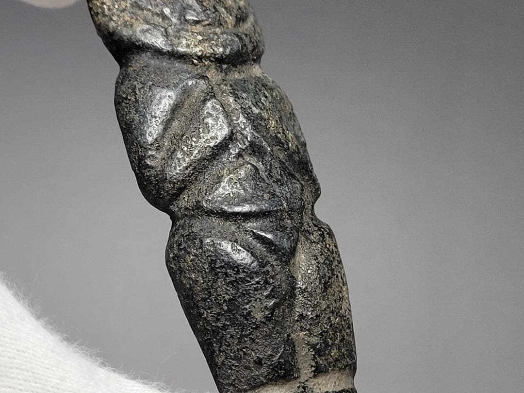 鉄成分の多い黒玉製 神像型 護身装身具 チベット 仏教文物 幅約8.7cm