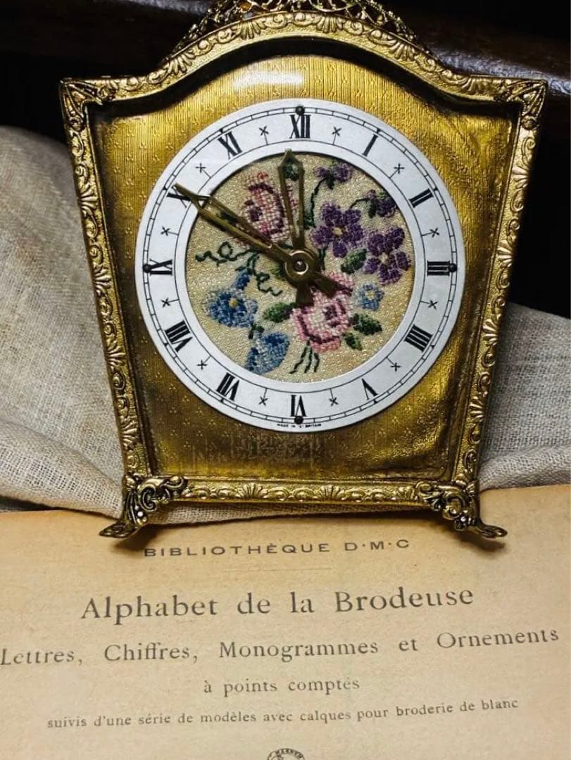 英国アンティーク プチポアン刺繍 手巻き置き時計