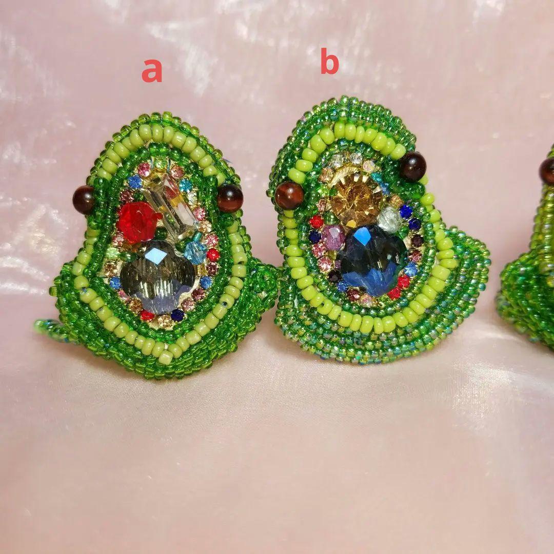 キラキラ カエル、ワニ立体アニマル　ビーズ刺繍ブローチ