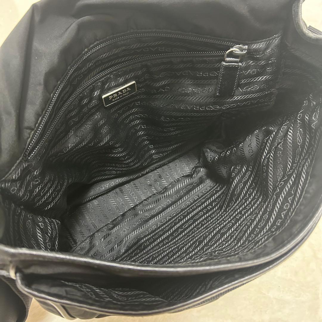 プラダ　メッセンジャーバッグ　三角ロゴ　ナイロン　レザー　ブラック　斜め掛け