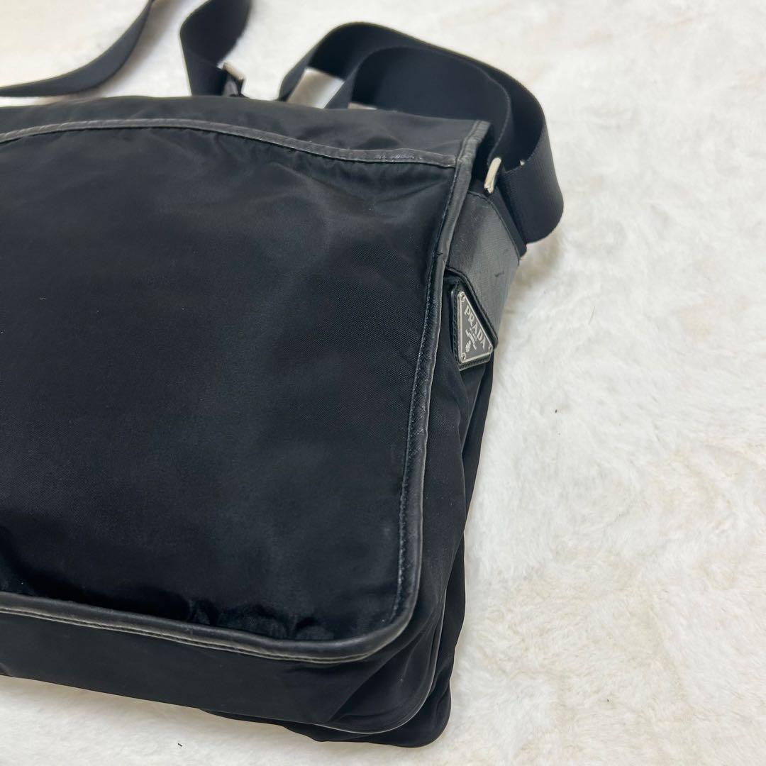 プラダ　メッセンジャーバッグ　三角ロゴ　ナイロン　レザー　ブラック　斜め掛け