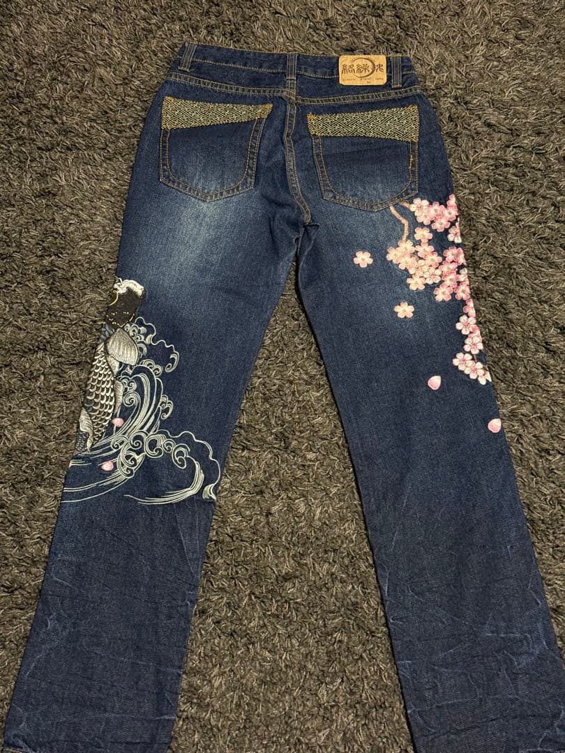 流儀圧搾(りゅうぎあっさく) 絡繰魂　桜　鯉　刺繍デニムパンツ