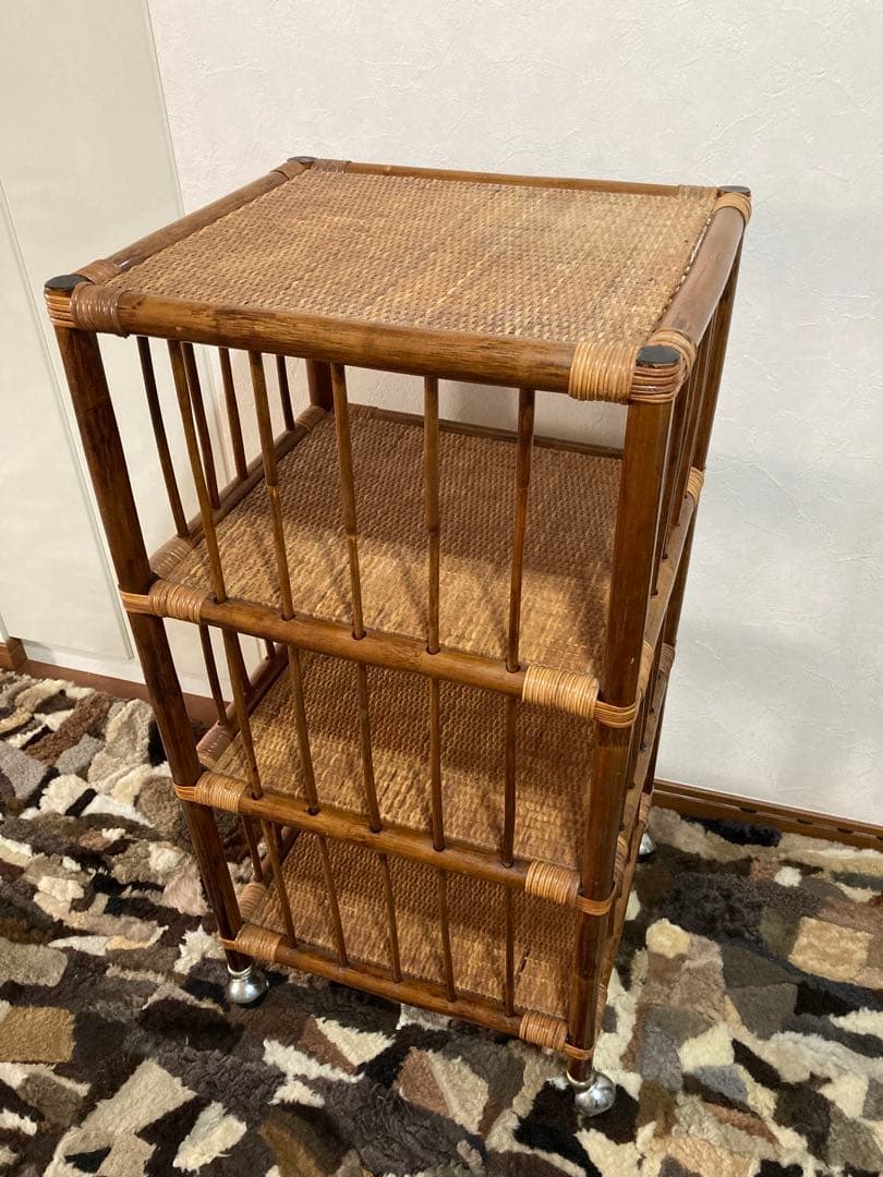 ラタン製のキャスター付き オープンシェルフ高さ90 横46 縦40