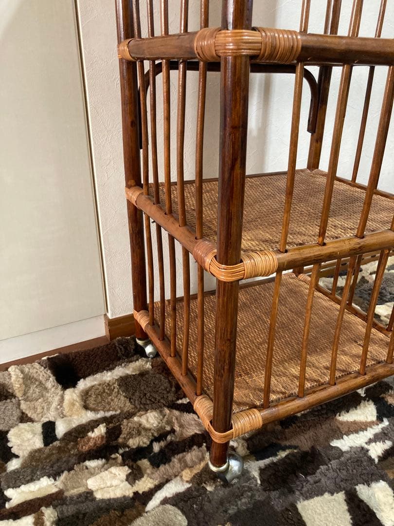 ラタン製のキャスター付き オープンシェルフ高さ90 横46 縦40