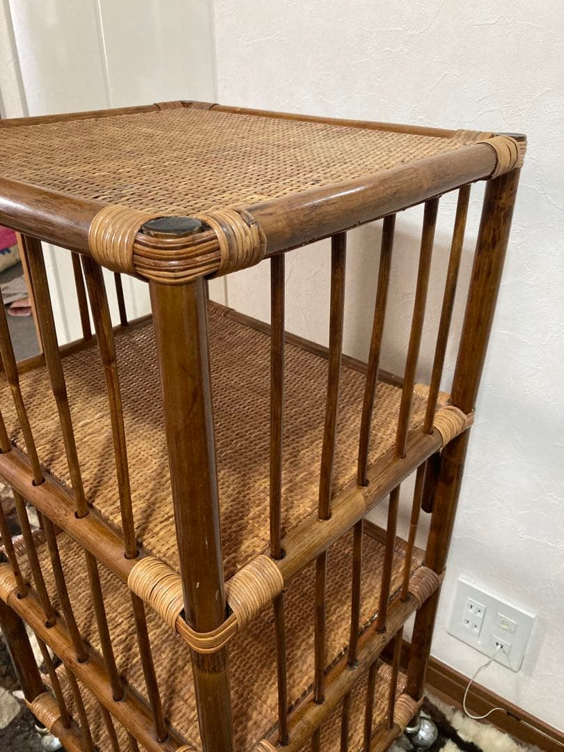 ラタン製のキャスター付き オープンシェルフ高さ90 横46 縦40