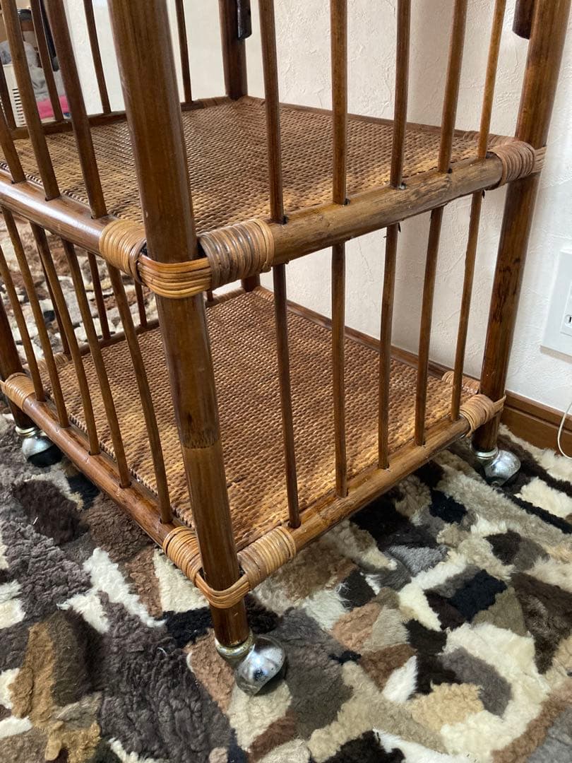 ラタン製のキャスター付き オープンシェルフ高さ90 横46 縦40