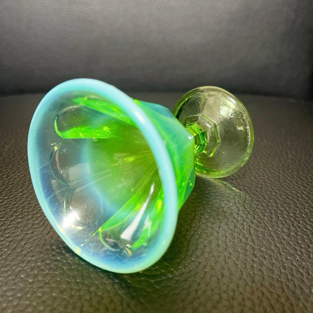 骨董　時代ガラス　希少若草色　乳白暈し　菊割底　アイスクリームカップ　著書掲載品