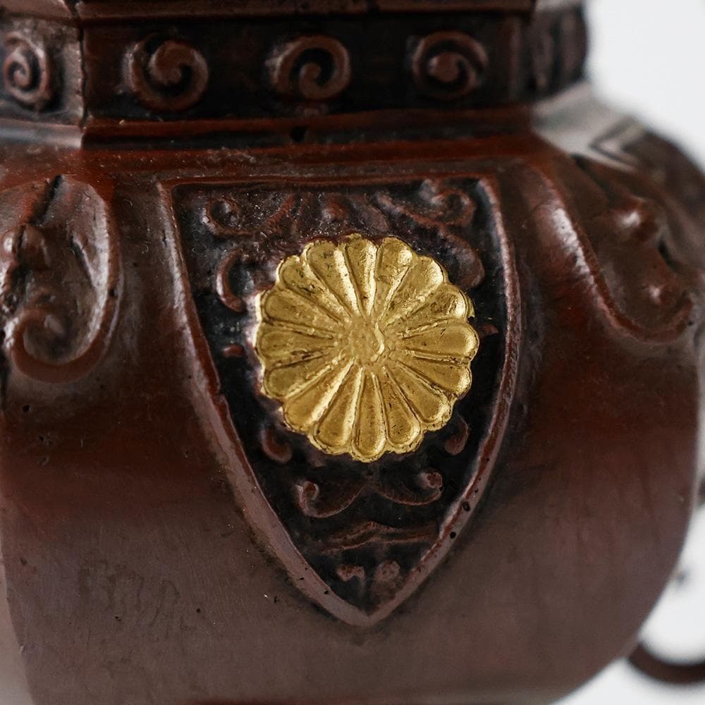 瑞峰堂 栄翠作 御下賜品 六角象耳菖蒲文 銅製香炉 十六菊金象嵌 共箱 黄布 栞
