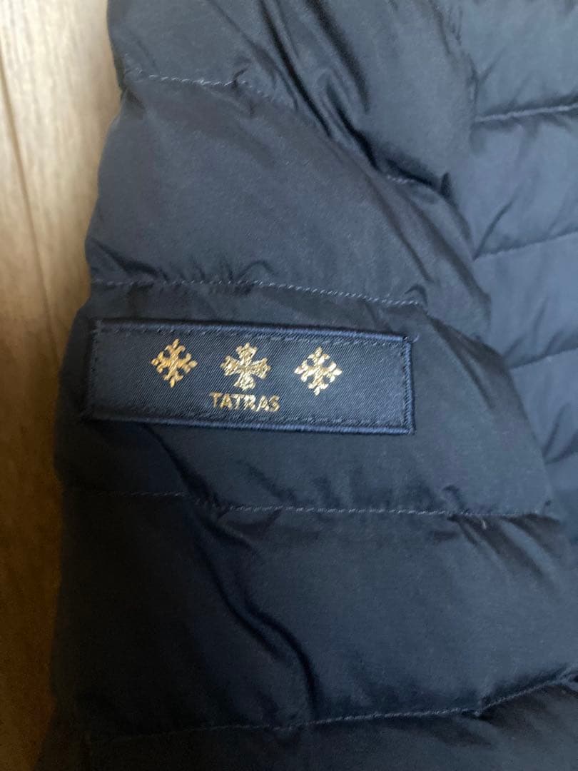 【別注】TATRAS / ACACIA ノーカラー ライトダウンジャケット