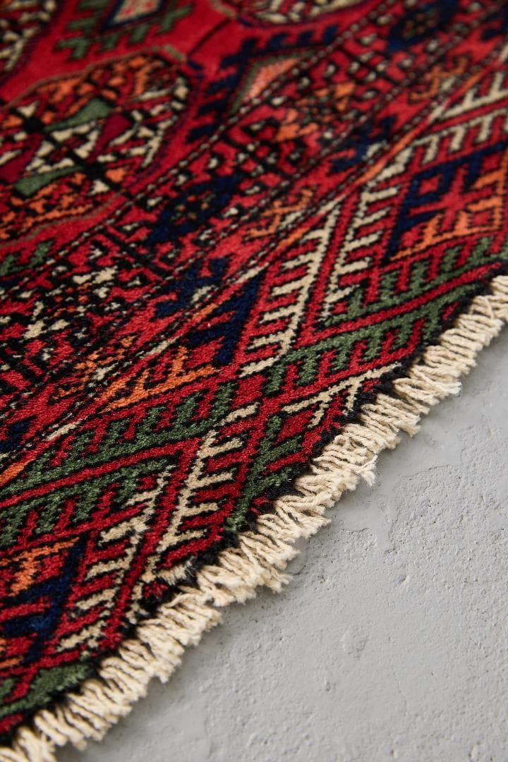 ヴィンテージラグ　トライバルラグ　ラホール産（121×63cm）赤　緑　黒　橙