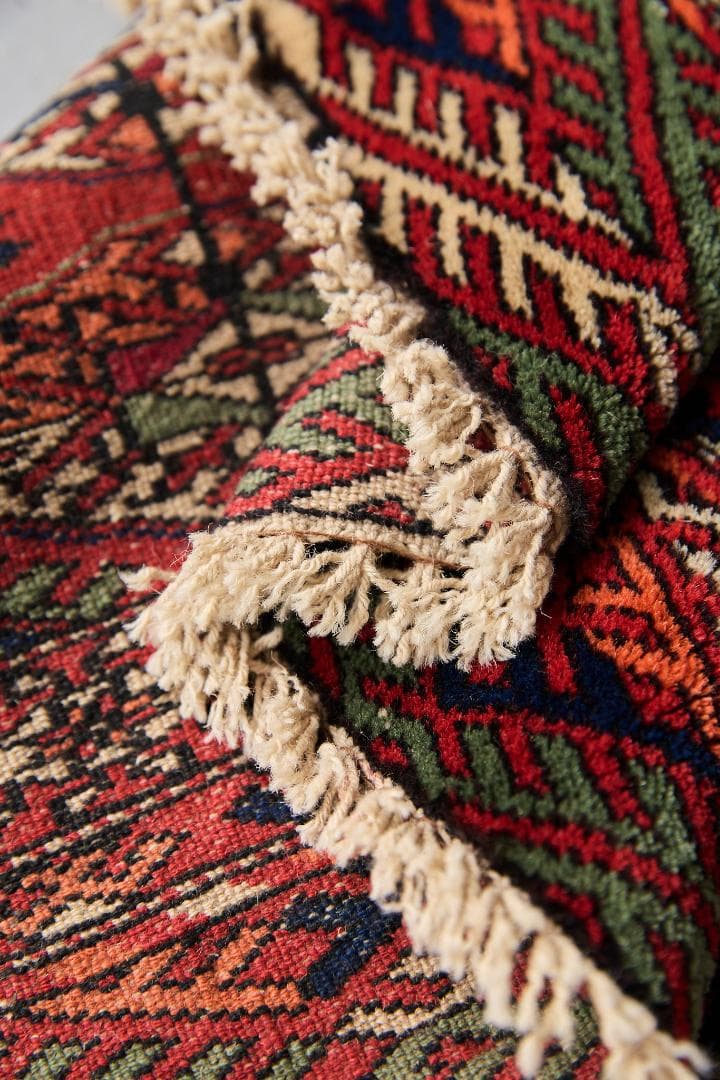 ヴィンテージラグ　トライバルラグ　ラホール産（121×63cm）赤　緑　黒　橙