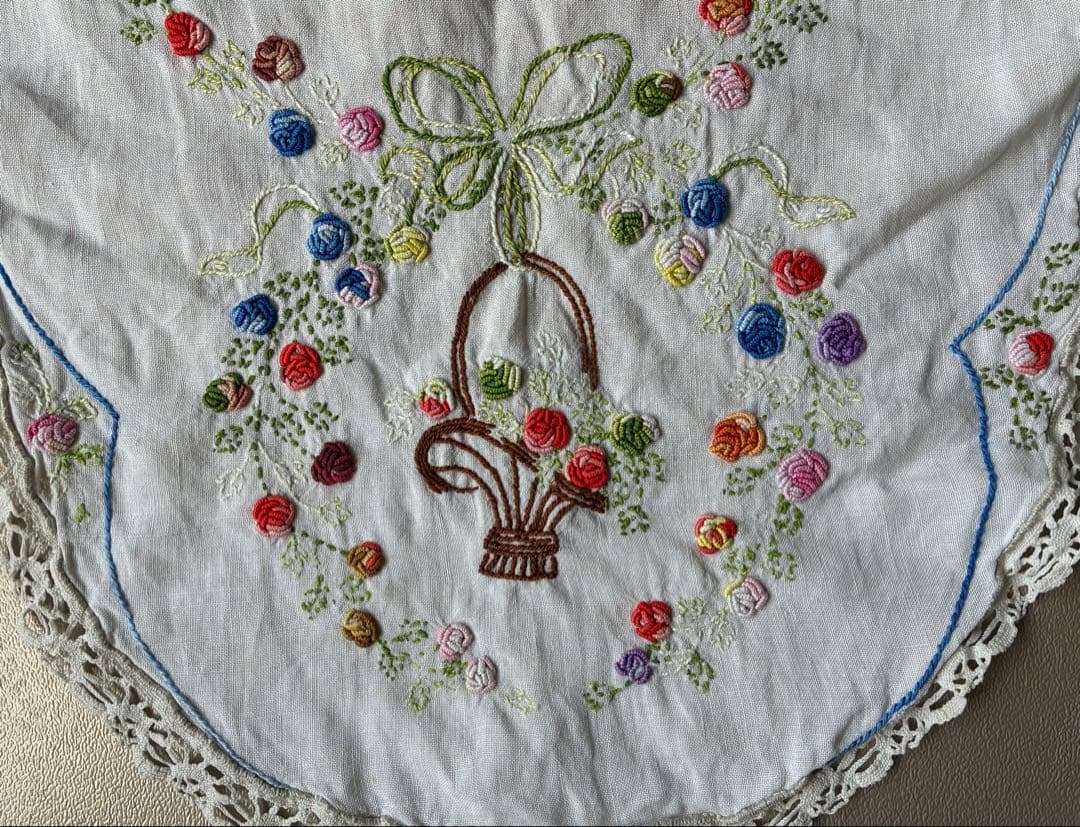 フランスアンティーク　ヴィンテージ*大きな花かご刺繍　ドイリー　かごカバー