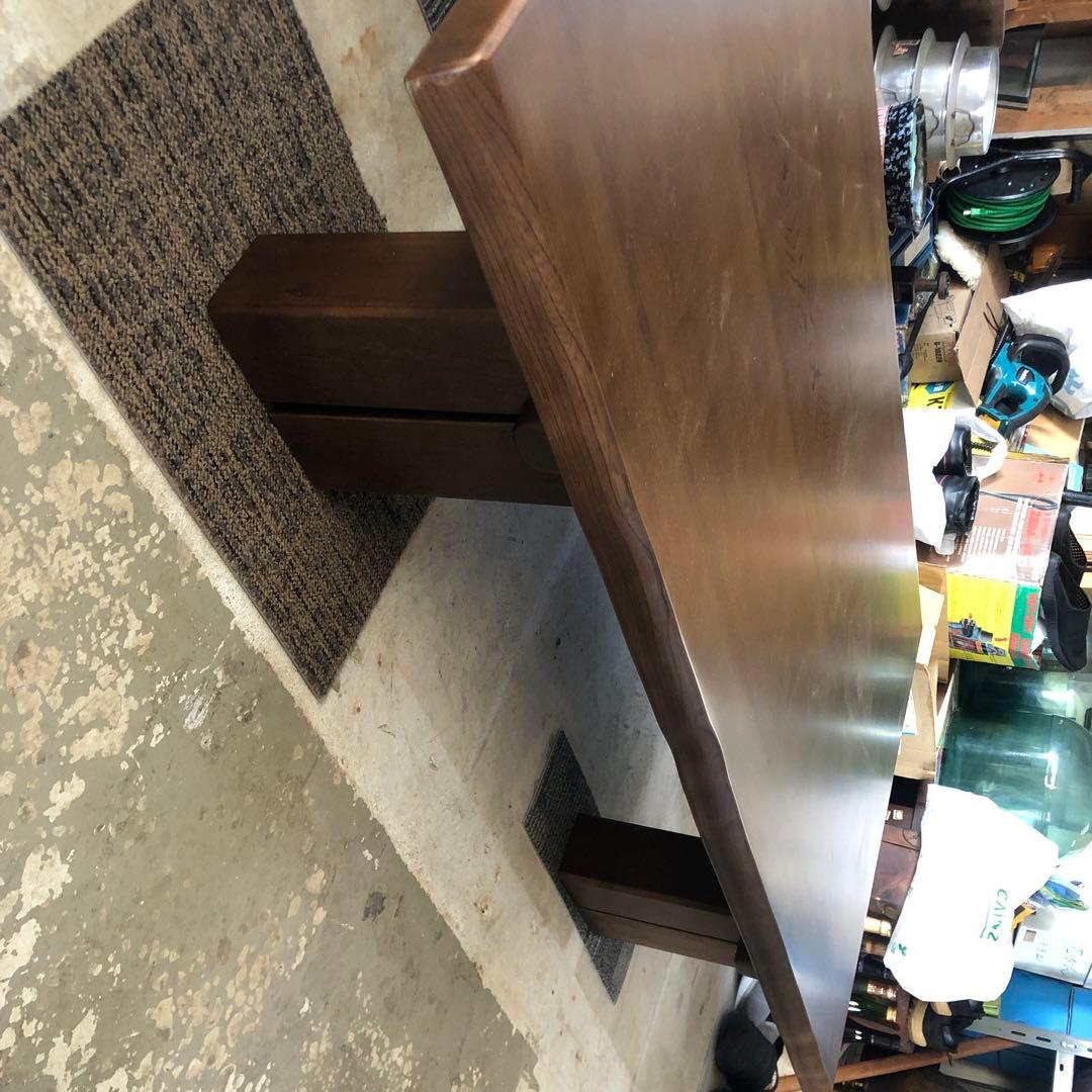 木製ブラウンダイニングテーブル