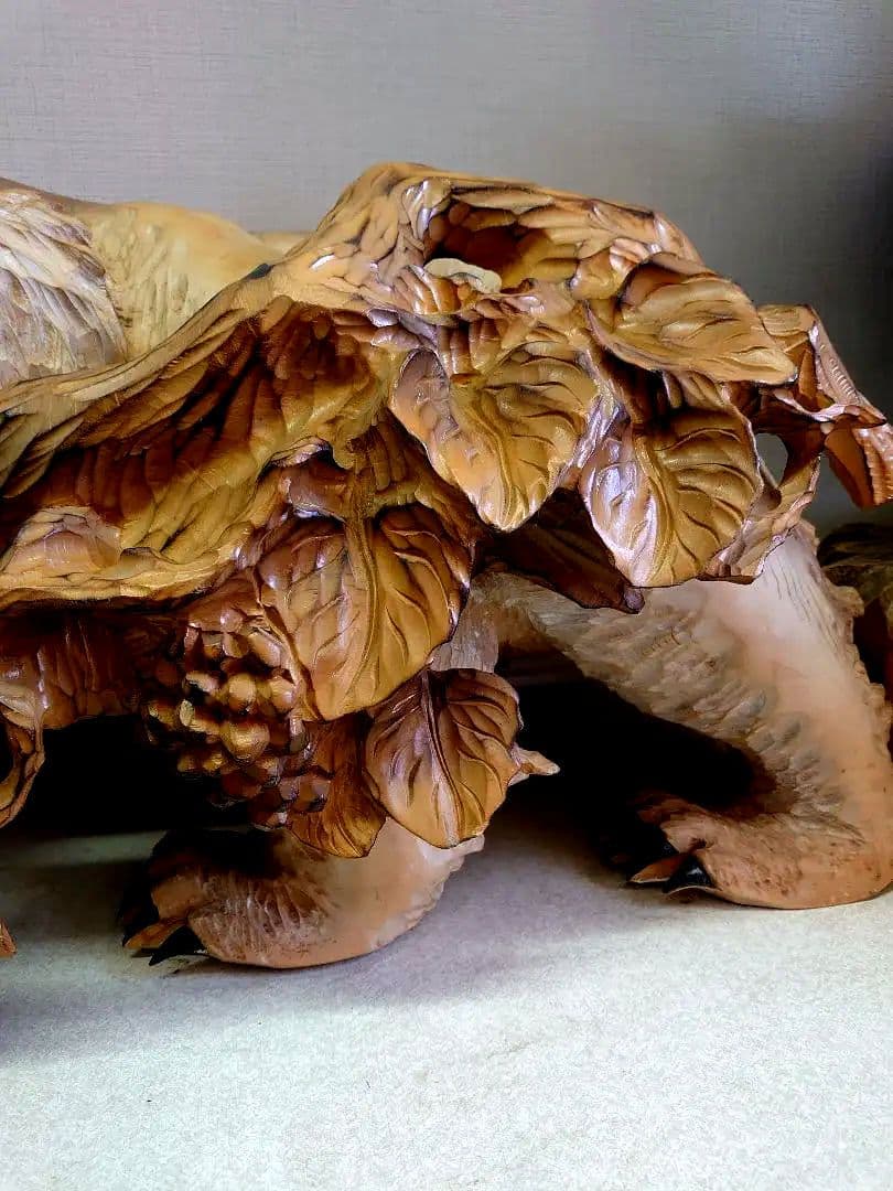 木彫り熊　一刀彫り　葡萄を咥えた熊　オブジェ