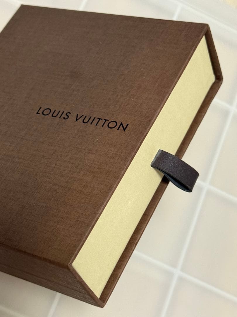 ヴィトン LOUIS VUITTON ジッピー・ パース エピ ブラック