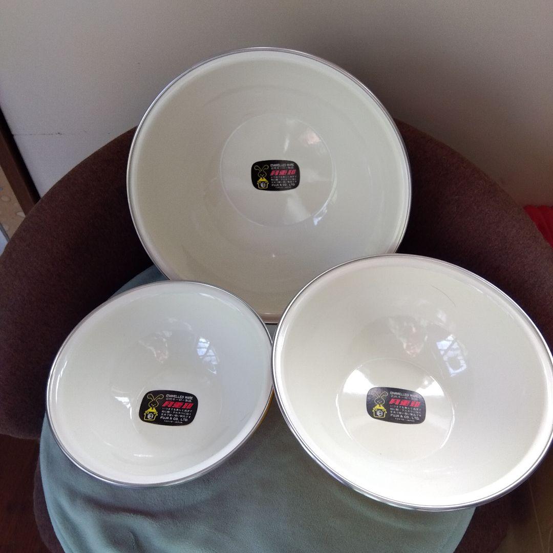 [新品.未使用品】昭和レトロ 　月兎印 琺瑯 カラフルボウル 3点