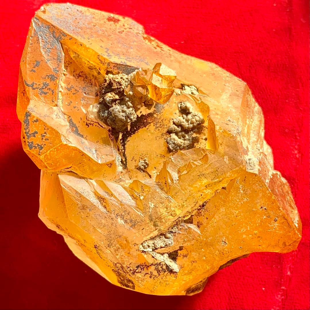 珍品！酸化鉄の被膜により黄色い巨大フェンスタークォーツ