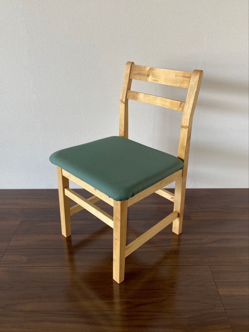 北欧スタイルの椅子(カーキ)