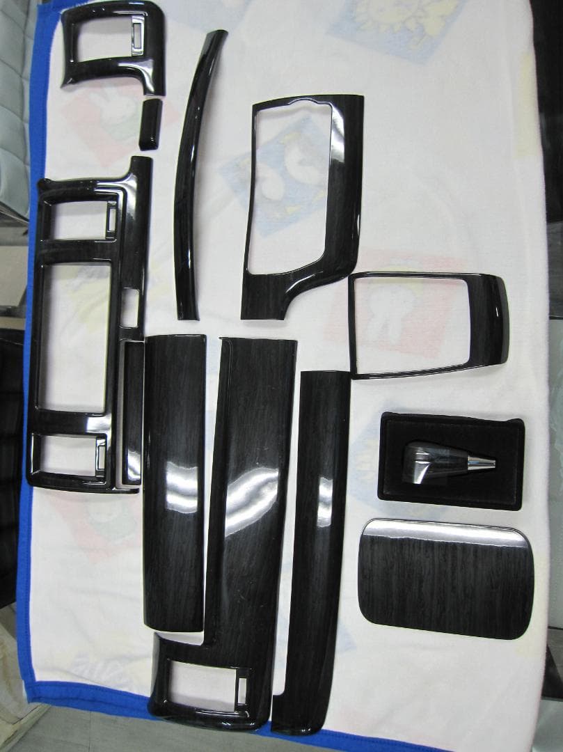 新品・未使用ハイエース　S-GL　ウッドパネルSET　黒木目　４型～現行